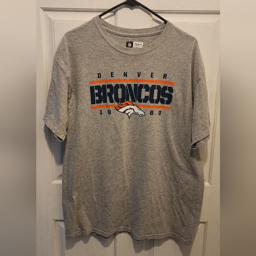 NFL Denver Broncos Gray Short Sleeve Tee Size Large.